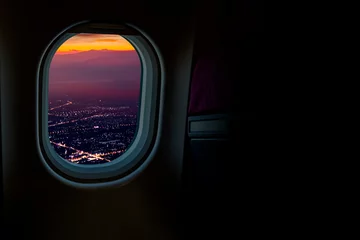 Raamstickers Vliegtuig Nacht stadsgezichten uitzicht vanuit vliegtuigraam in de lucht met donkere kopieerruimte voor tekst