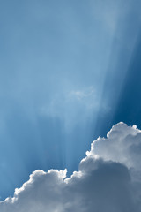 Naklejka premium Chmury i światło słoneczne lub promienie słoneczne.