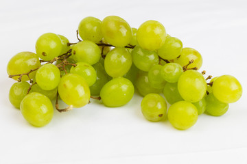 Ramo de uvas verdes en fondo blanco