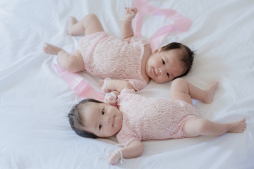 Obraz na płótnie Canvas Twin babies on the bed 
