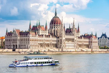 Wandaufkleber Das parlamentsgebäude in Budapest, der Hauptstadt Ungarns, mit einem Ausflugsboot im Vordergrund auf der Donau © Frank Wagner