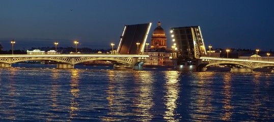 Fototapeta na wymiar Night view of Annunciation bridge