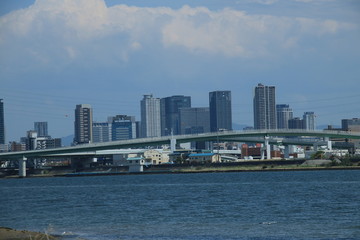 Fototapeta premium 淀川河口付近から梅田方面の風景