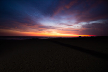 Vista del atardecer del cielo en la playa