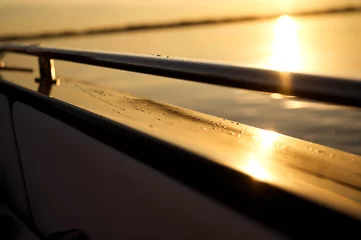 Deurstickers Wassertropfen auf der Reling beim Sonnenuntergang am Chiemsee © Matthias