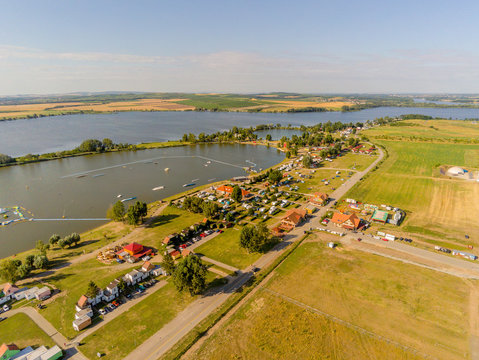 Thermalbad Aqualand Moravia bei dem Neum&uuml;hl Stausee von oben, Tschechische Republik