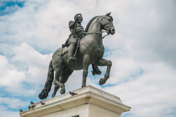 Fototapeta na wymiar Statue of king Henri IV, Paris