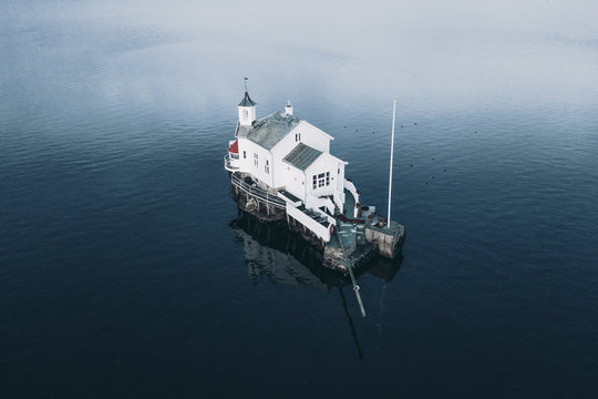 Kirche auf See vor den Toren Oslos in Norwegen 