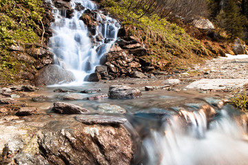 Bergbach über den Weg