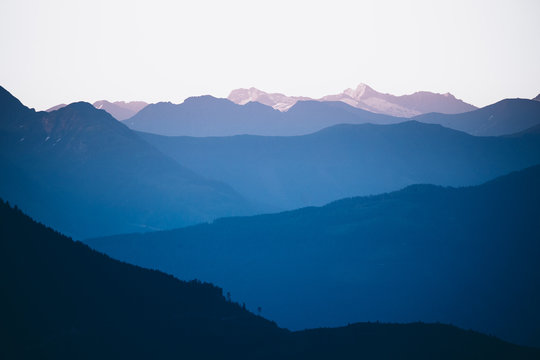 Bergkette in &Ouml;sterreich mit Alpengl&uuml;hen zum Sonnenaufgang 