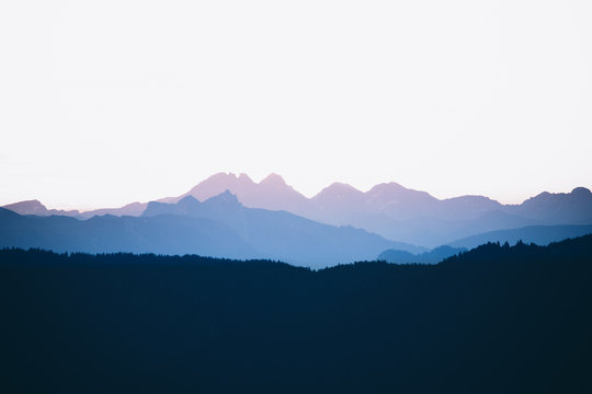 Bergkette in &Ouml;sterreich mit Alpengl&uuml;hen zum Sonnenaufgang 