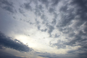 Dramatische Wolken bei Sonnenaufgang über dem Meer