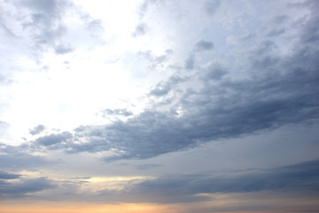 Naklejka na ściany i meble Dramatische Wolken bei Sonnenaufgang über dem Meer