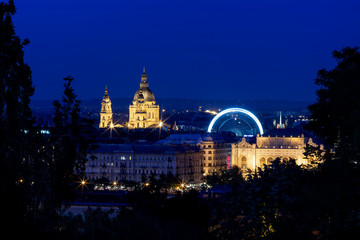 Fototapeta premium Budapest at night - St. Stephen's Basilica and Budapest Eye