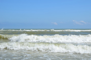 Meer im Aufruhr nach einer Gewitternacht - Wellen an der Adria - das Wasser säübert sich nach einer Gewitternacht