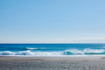冬の透き通った海と青空
