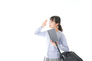 ガイドブックを持ち一人旅をする若い女性