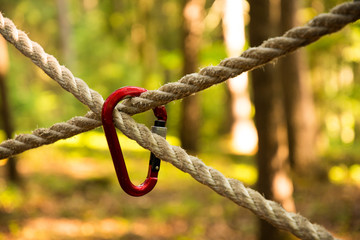 Connection of two ropes by carabiner