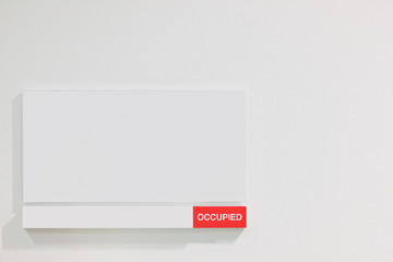 オフィス・ビジネス素材：シンプルなデザインの部屋案内板（occupied）/ 部屋名なし・欧文表記