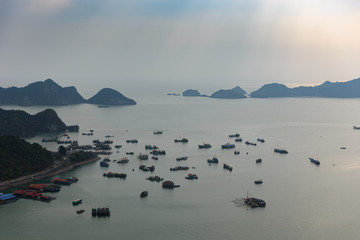 Vue rapproch&eacute;e sur la Baie d'Ha Long et de Lan Ha avec des bateaux maisons qui composent le village flottant