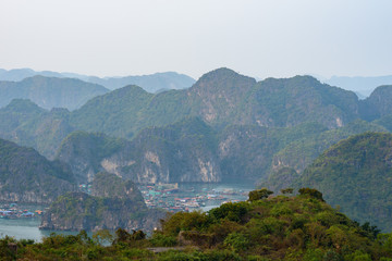 Fototapeta na wymiar Vue rapprochée sur la Baie d'Ha Long et de Lan Ha avec des bateaux maisons qui composent le village flottant