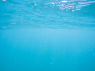 Unterwasser Blick im klaren sauberen Gewässer mit schimmernden Sonnenstrahlen