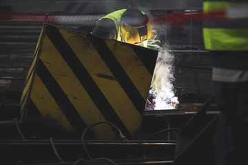 soldador soldando las vias del tren