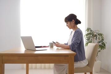 スマホを操作する女性