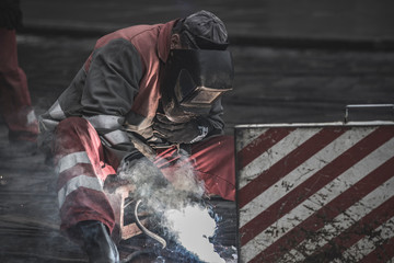 soldador soldando las vias del tren