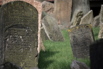 lapidas de piedra con grabados, cementerio