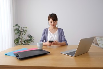 調べものをする女性