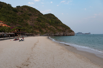 Vue sur la plage de Cat Ba à proximité de la baie d'Ha Long