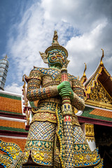 Fototapeta na wymiar the Giant statue in Wat Phra Kaew