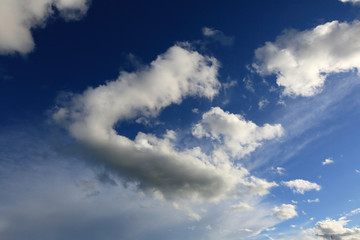 Obraz premium Heavenly landscape. Beautiful clouds in the evening sky