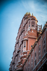 Obraz premium Hawa Mahal famous traditional colorful building in jaipur