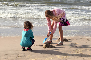 zabawa dzieci na plaży, Bałtyk - obrazy, fototapety, plakaty