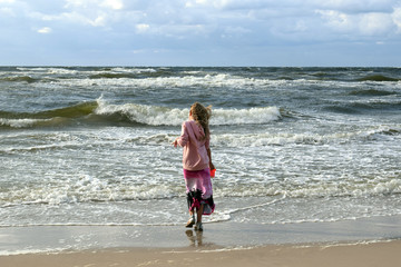 blondynka nad brzegiem morza