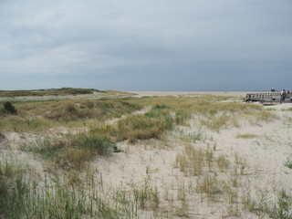 Sankt Peter-Ording - Pfahlbauten, Salzwiesen, Strandkörbe und Strand an der Nordseeküste am Nationalpark Wattenmeer