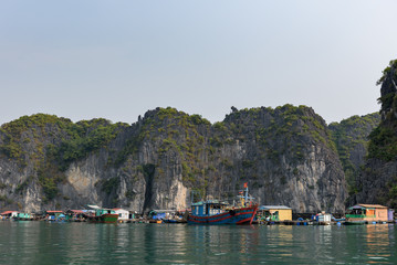 Vue rapprochée sur la Baie d'Ha Long et de Lan Ha avec des bateaux qui naviguent