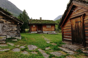 Villaggio di case di legno con tetto in erba in Norvegia