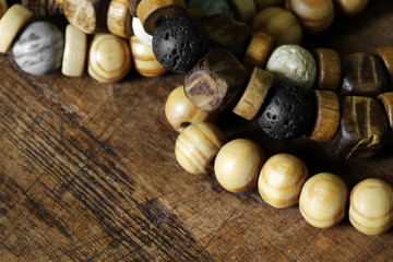 Closeup di bracciali su tavolo in legno scuro. Texture e sfondo di legno