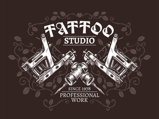 Naklejka premium Design of poster for tattoo studio with two crossed tattoo machines in hand drawn engraving style