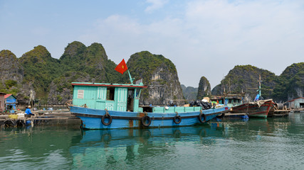 Obraz premium Vue rapprochée sur la Baie d'Ha Long et de Lan Ha avec des bateaux qui naviguent