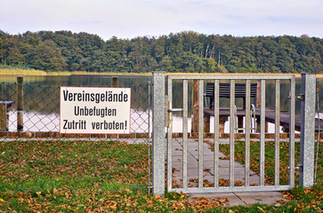 Pier for boats. Letters with Vereinsgelände Unbefugten Zutritt verboten! Means Club area...