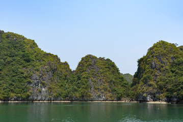 Fototapeta na wymiar Vue rapprochées de la Baie d'Ha Long et de la baie de Lan Ha