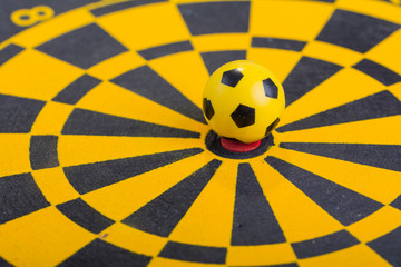 Fußball auf Dartscheibe