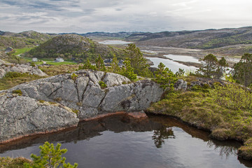 Fototapeta na wymiar Fjord bei Tjoernsoy