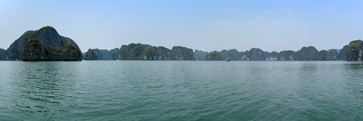 Fototapeta na wymiar Vue rapprochées de la Baie d'Ha Long et de la baie de Lan Ha