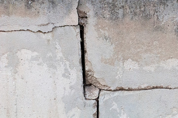 Fissure, crevasse dans le mur en béton, texture et arrière-plan 