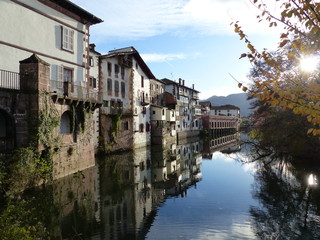 Obraz premium Casas sobre el río